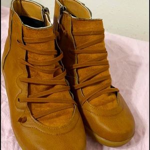 Golden brown ankle boots/shoes!! Size 8